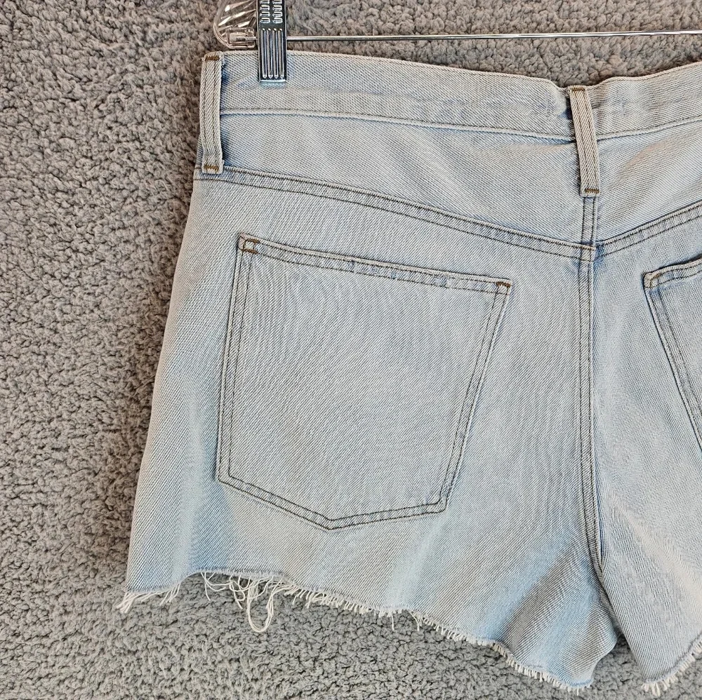 Madewell Light wash relaxed denim raw hem cut off Jean shorts Sz 32